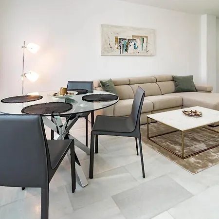 Pr20 - Good Located Flat Puerto Banus * מארבלה