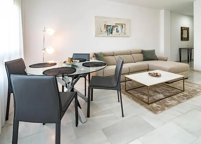 Pr20 - Good Located Flat Puerto Banus * ماربيا
