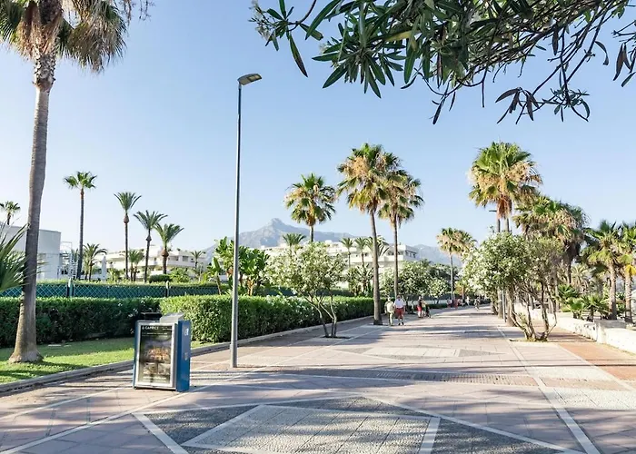 Pr20 - Good Located Flat Puerto Banus ماربيا